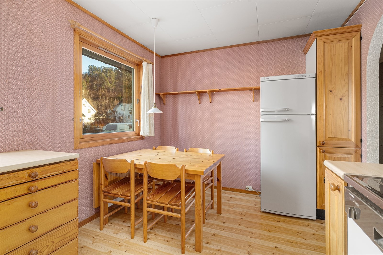 Det er avsatt plass til frittstående komfyr, oppvaskmaskin og kjøl/fryseskap. Over kokesonen er det en eldre kjøkkenventilator med avtrekk ut. Galleribilde