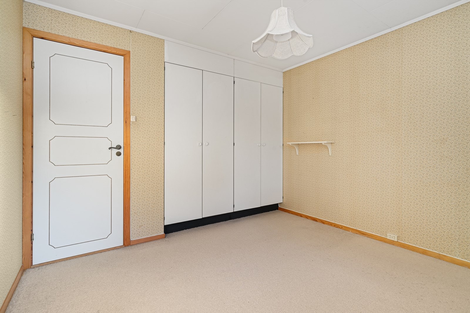 På hovedsoverommet er det god oppbevaringsplass i innebygget garderobeløsning. Galleribilde