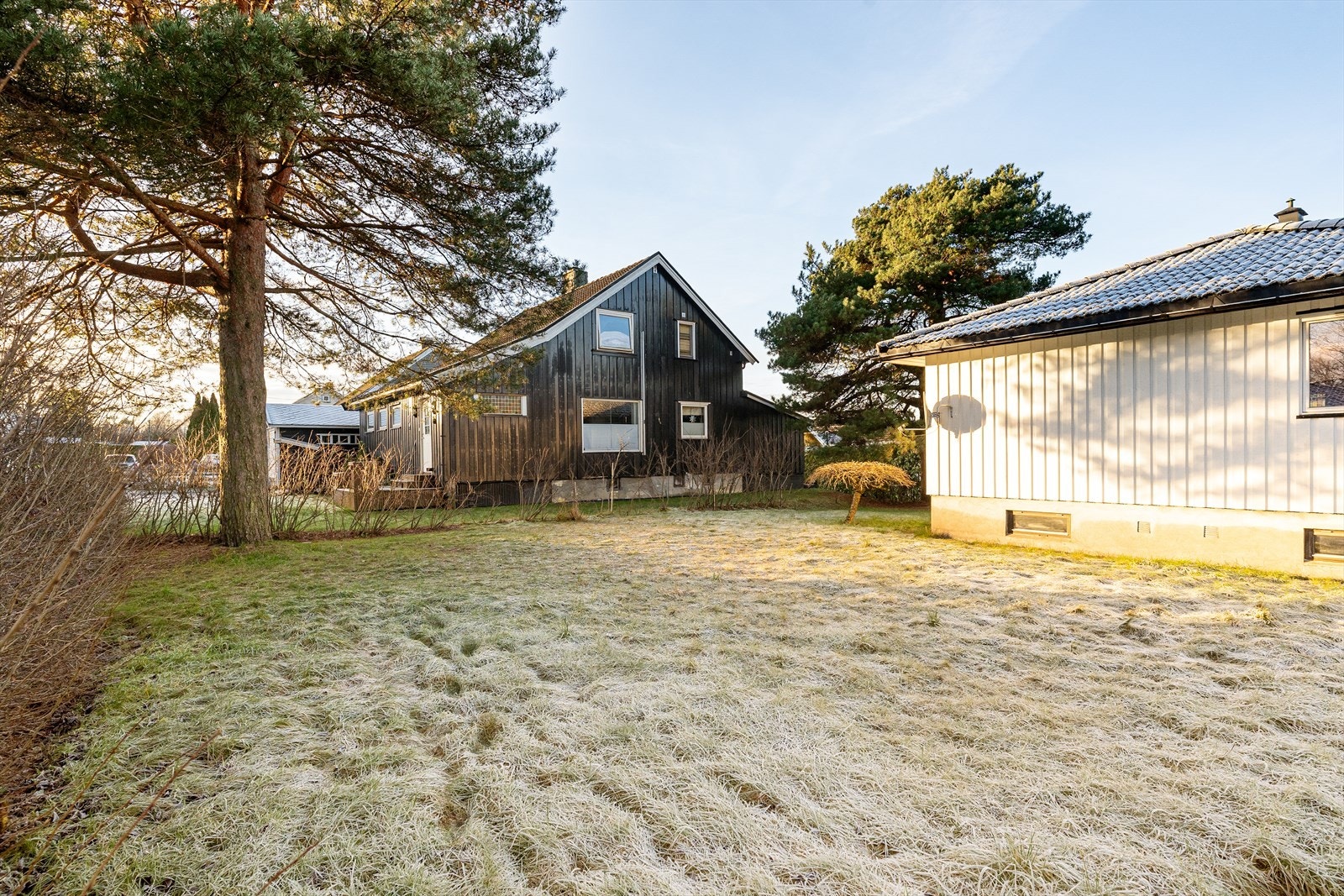 Nærområdet har fine og mye benyttede turterreng langs Frierfjorden med kjente stier som ligger rett i nærheten av boligen. Galleribilde