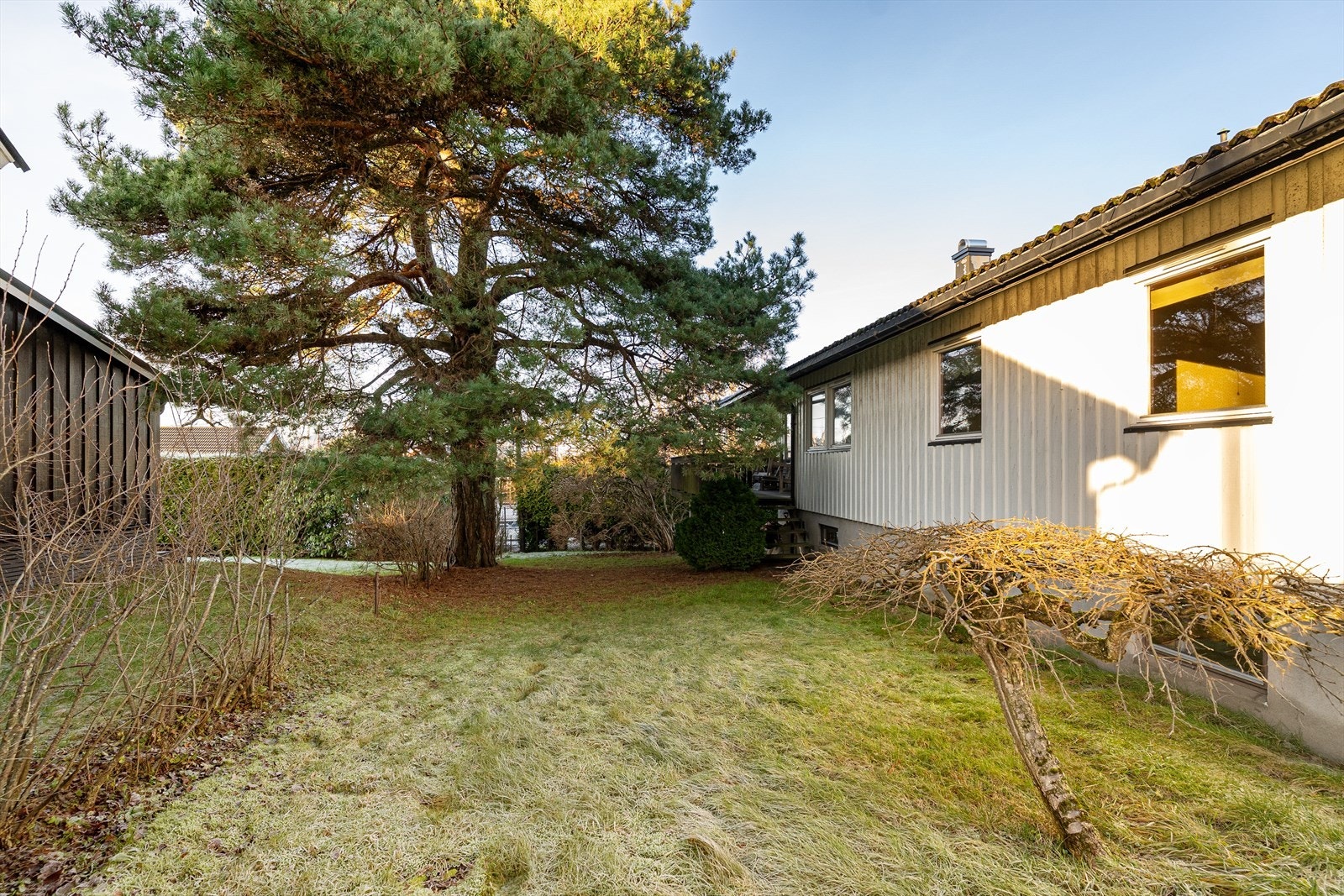 Boligen er hovedsakelig fra byggeår og er noe tidspreget. En god mulighet for den som ønsker å få satt sitt eget preg etter egne behov, kvaliteter og ønsker. Galleribilde