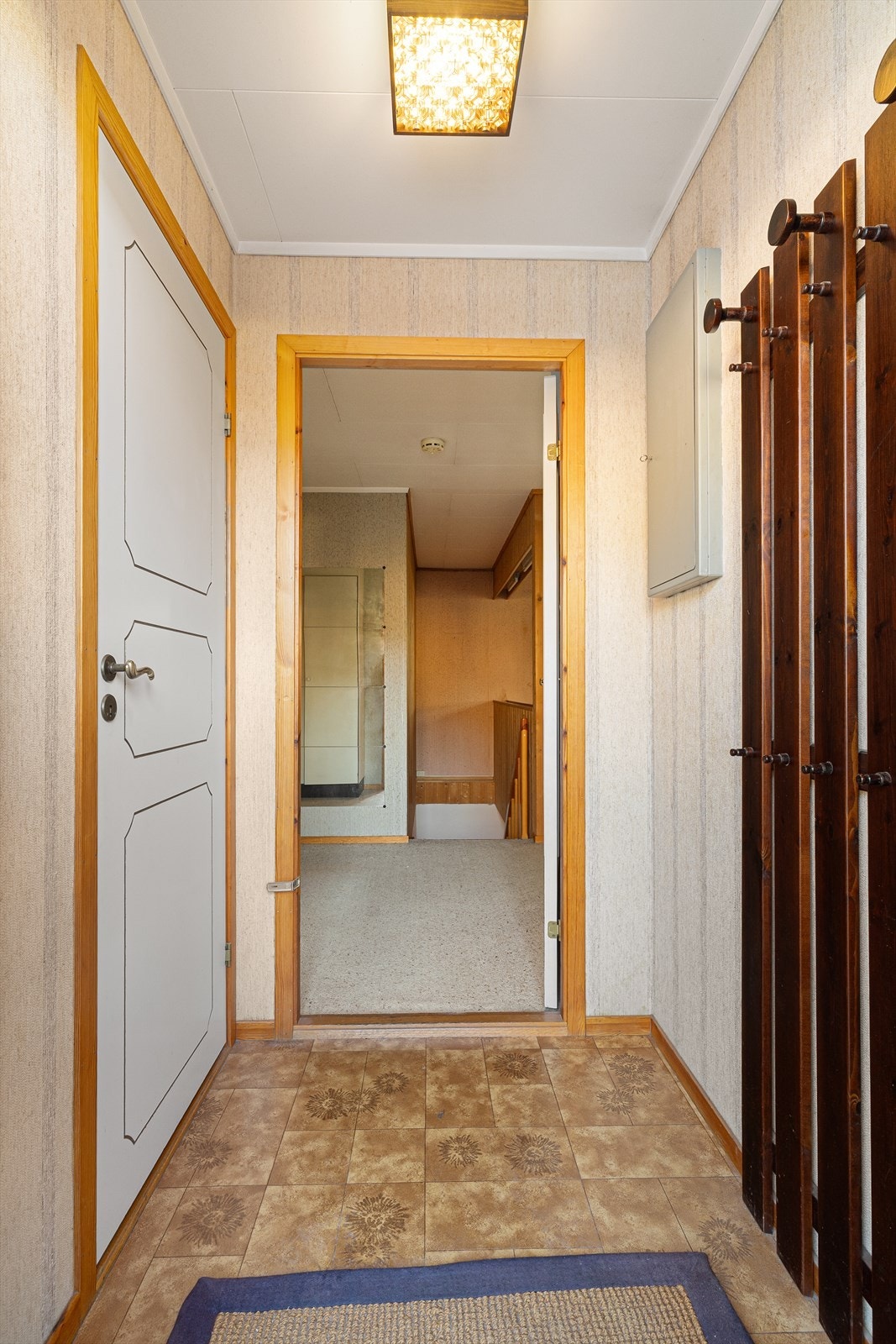 Boligen har entrè med plass til sko- og klesoppbevaring, samt tilliggende toalettrom. Sikringsskapet er plassert i entrè. Galleribilde