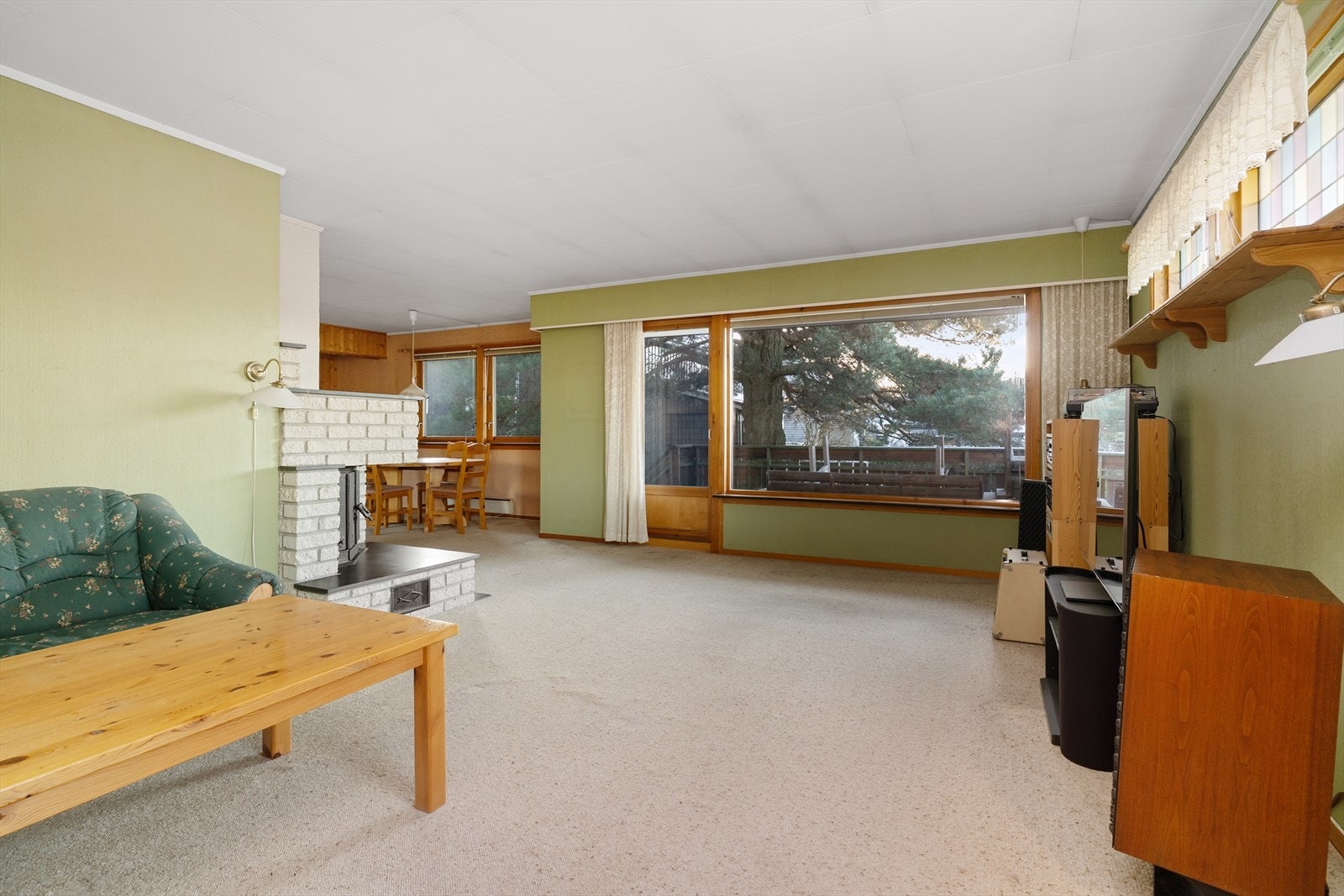 Boligen har en lys og åpen vinkelstue med gode soner for møblering. Galleribilde