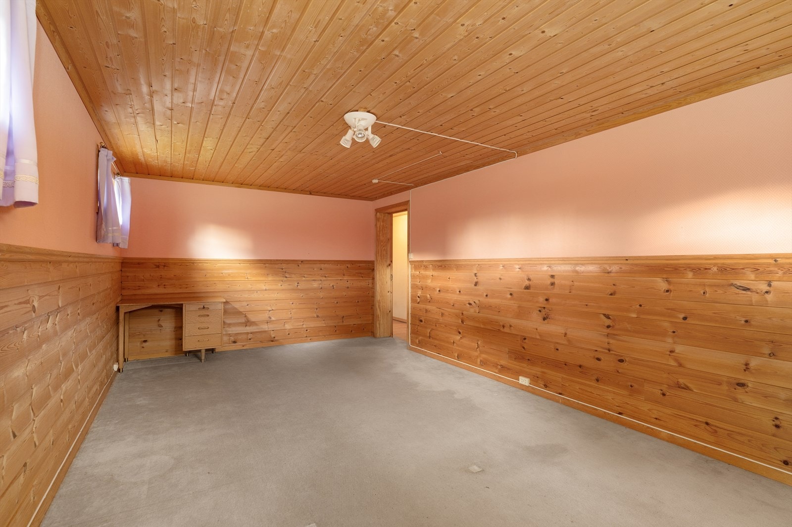 Rommet er innredet og omgjort uten at dette er søkt om og uten at nødvendig godkjennelse er gitt av kommunen. Galleribilde