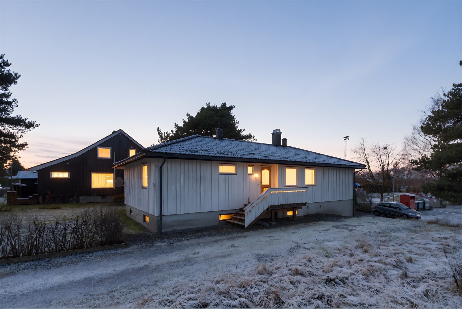 Innholdsrik enebolig med sentral beliggenhet på Herøya, ca. 3 km. fra Porsgrunn sentrum, med gangavstand til barnehage, barneskole og idrettsanlegg. Galleribilde
