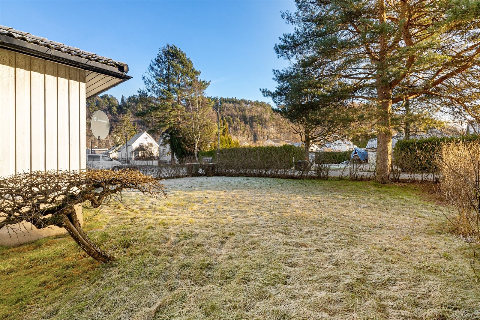 For øvrig er hagen fint innrammet med hekkbeplantning i store deler av tomtegrensa. Galleribilde