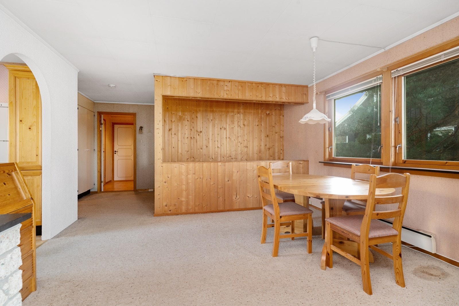 I stuedelen nærmest kjøkkenet er det praktisk innredet med spisebord og stoler. Galleribilde