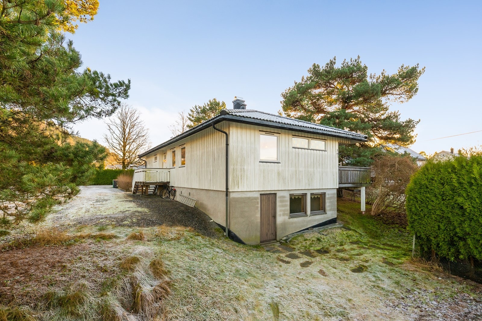 På fasade mot nordvest er det etablert dør med inngang til kjellerstua. Galleribilde