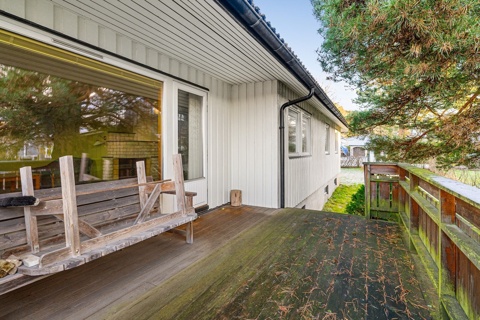 Terrassen er sydvestvendt, med noe takoverbygg og trapp med adkomst ned til hagedelen. Galleribilde