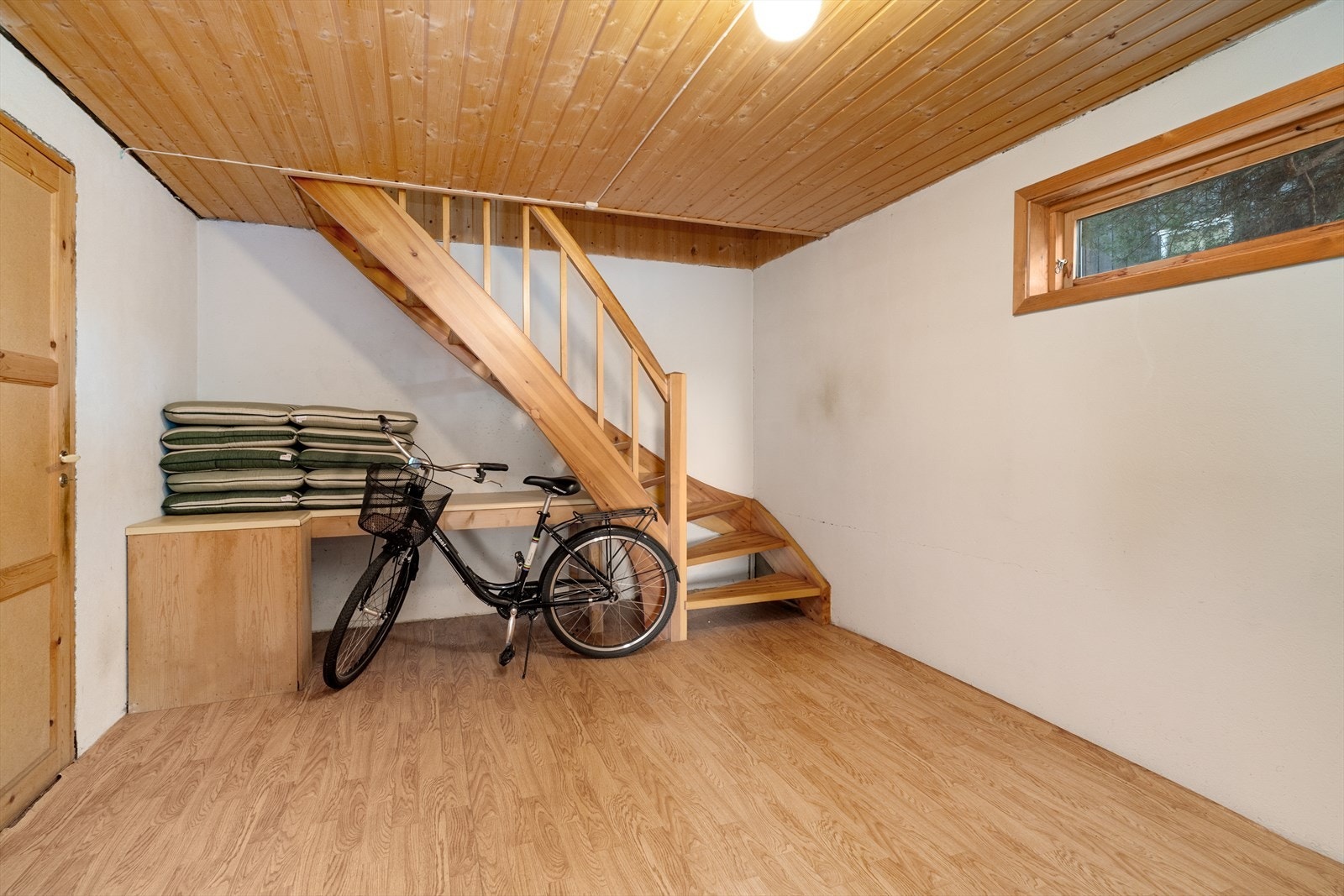 Med adkomst via åpen trapp fra hovedetasjen kommer man ned i den innholdsrike kjelleretasjen. Galleribilde