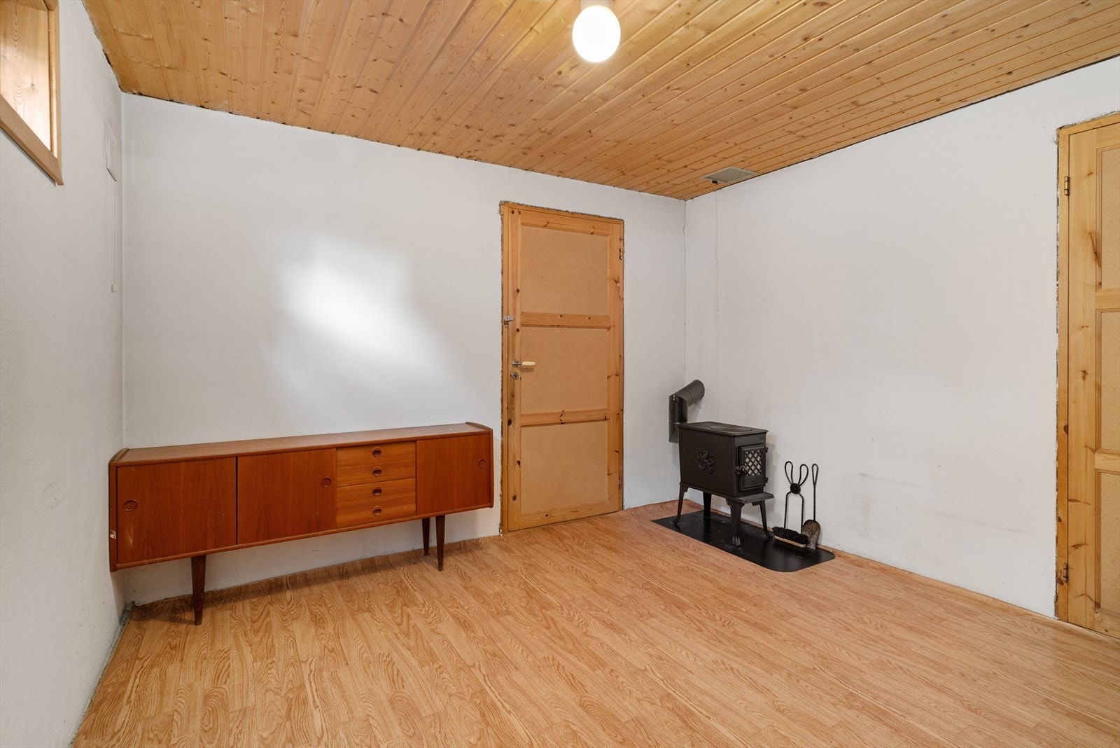 Her er det en stor gang/bod med god oppbevaringsplass. Her ble det i 2025 installert ny vedovn. Galleribilde