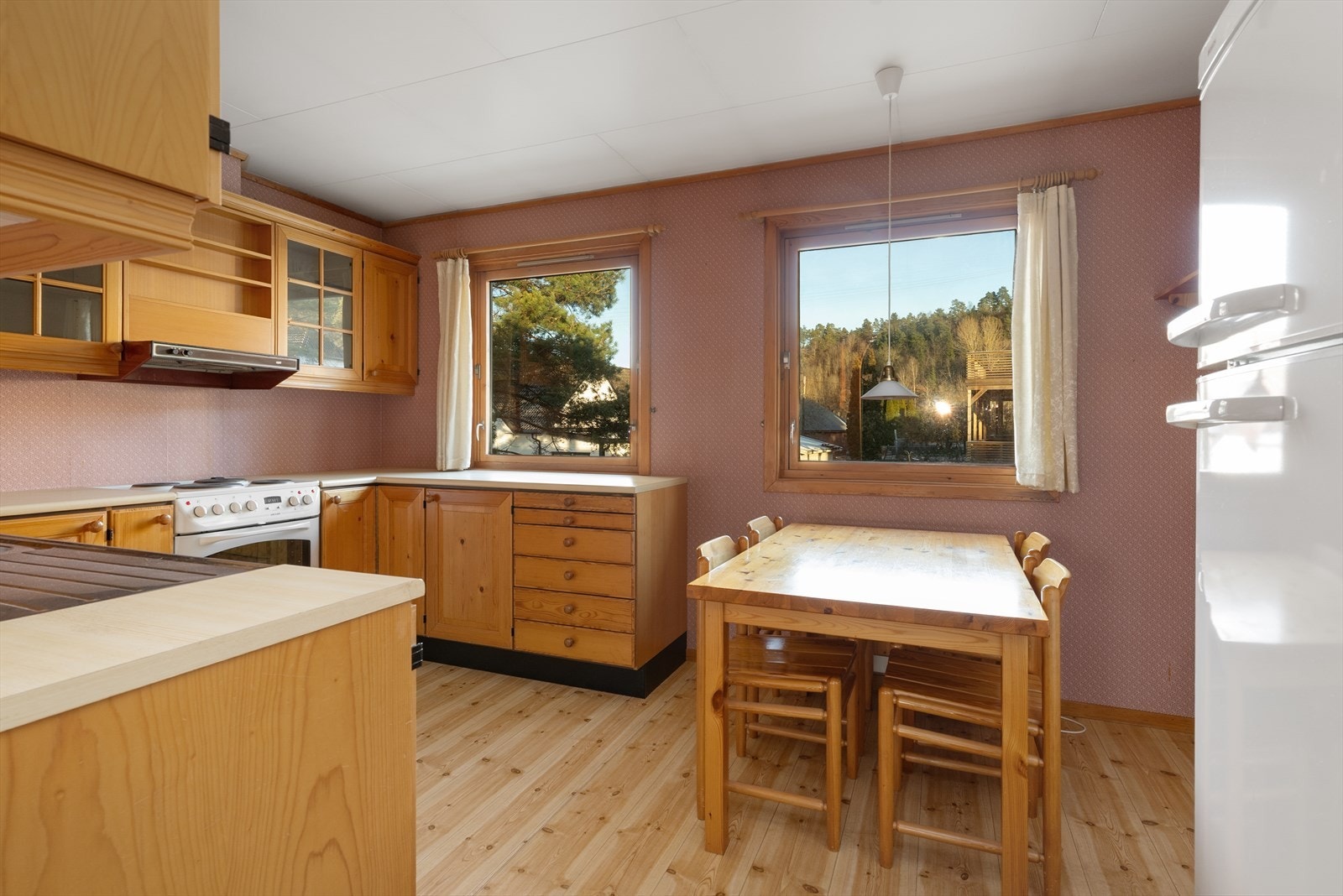 På det romslige kjøkkenet er det en koselig spiseplass ved vinduet. Galleribilde