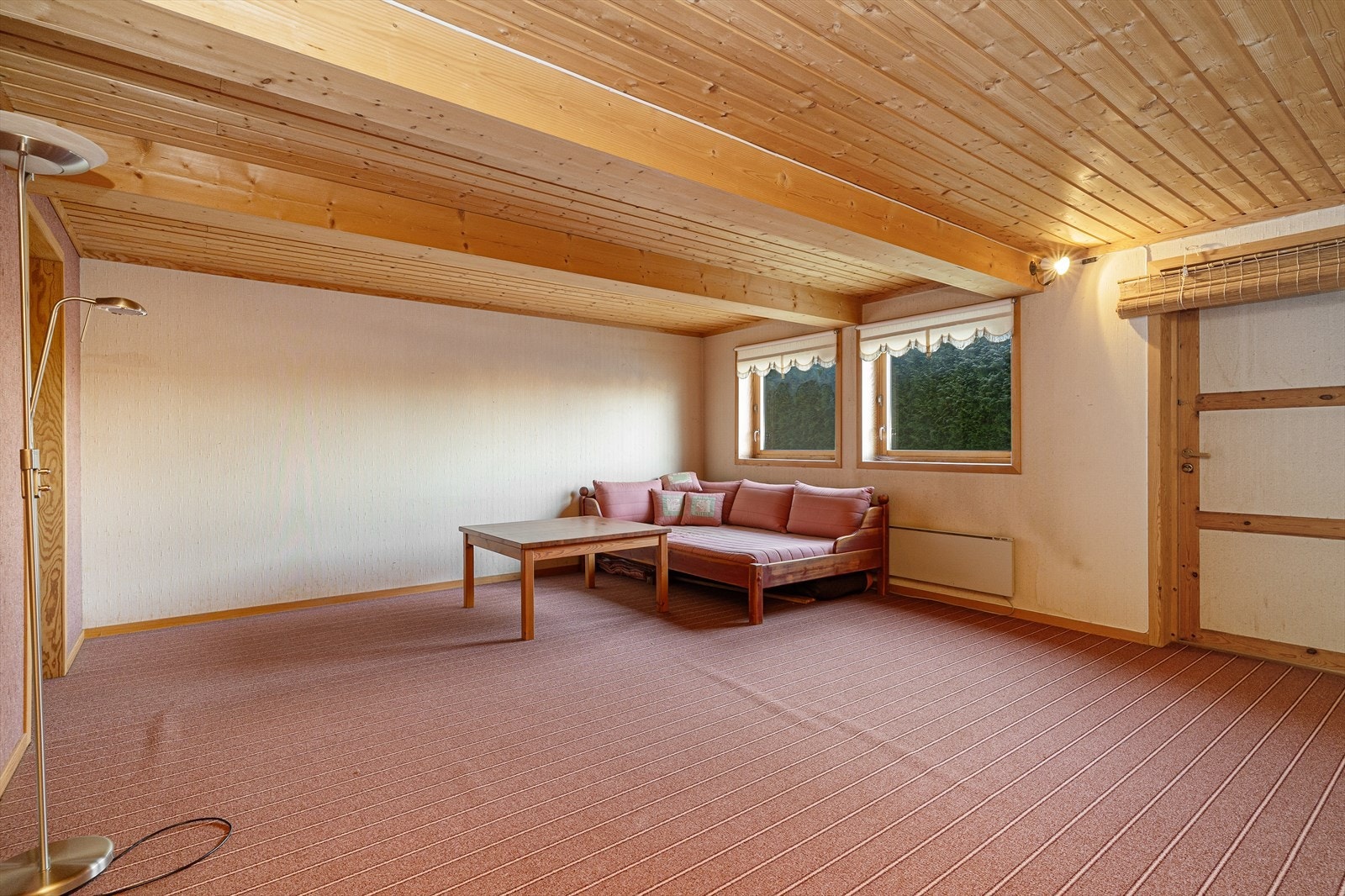 Det er etablert egen inngangsdør til kjellerstua. Galleribilde