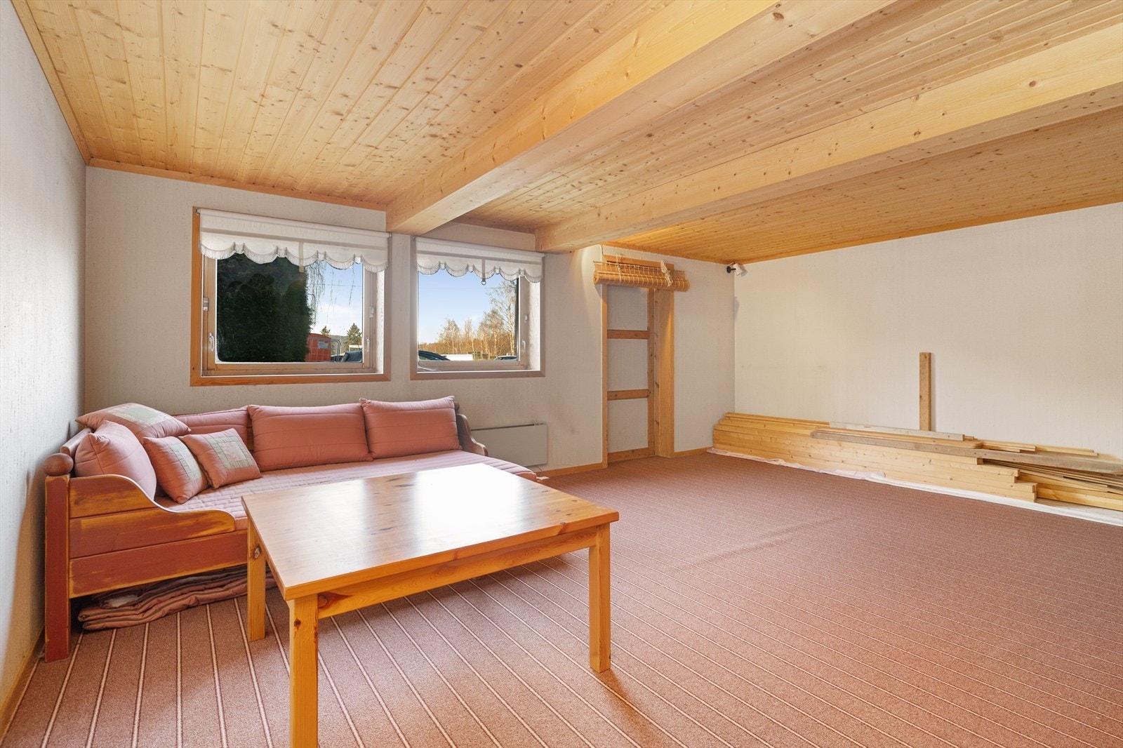 Kjellerstua er av god størrelse, med plass til ønsket møblering. En deilig ekstra stue, kanskje som et fristed for ungdommen med mulighet for gaming og avslapning? Galleribilde