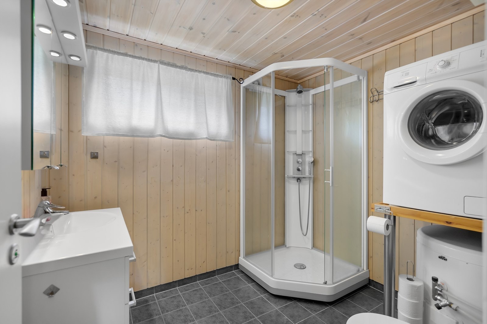 Bad med opplegg til vaskemaskin. Her er det også varme i gulv Galleribilde