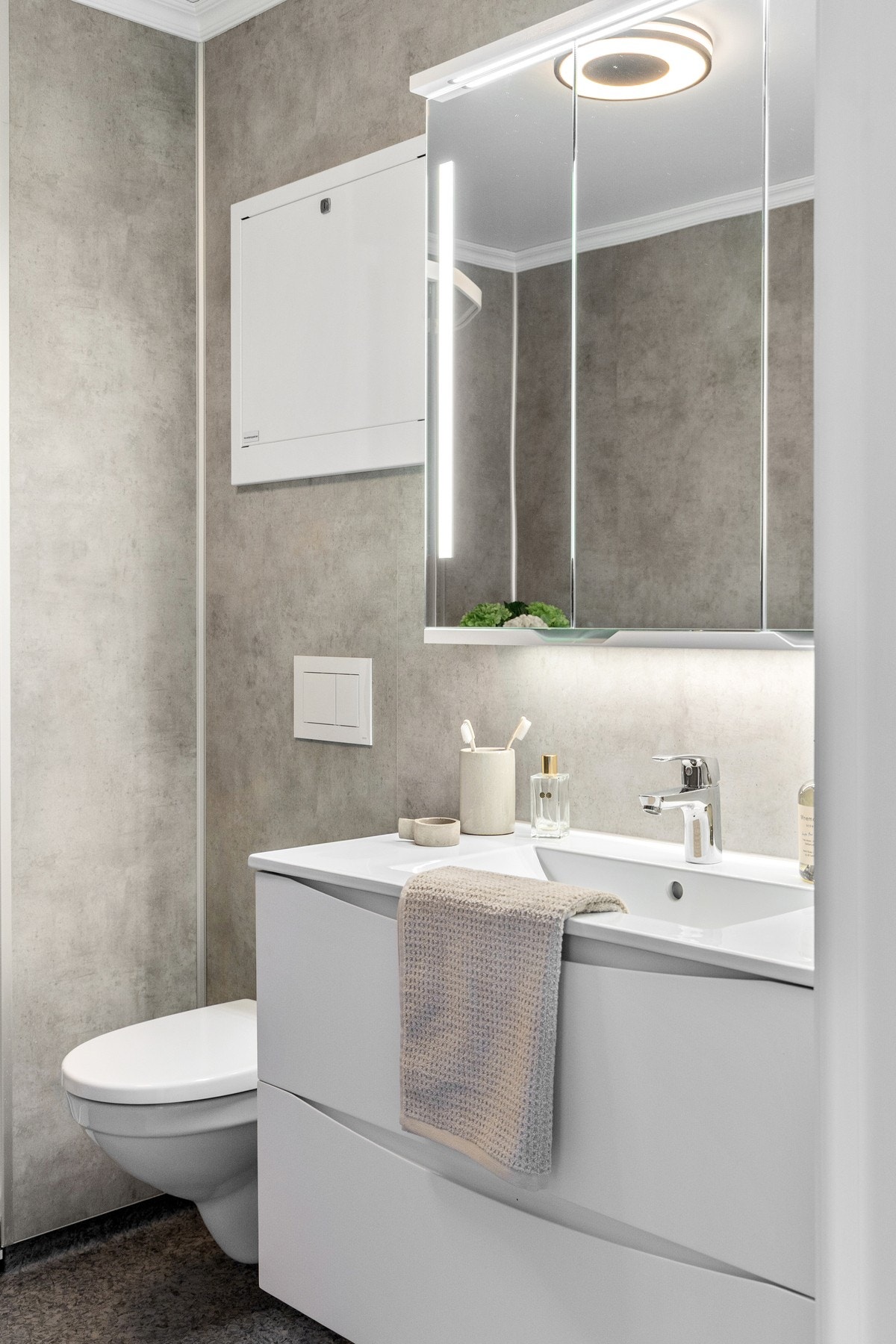 Rommet er utstyrt med dusjkabinett - en trygg løsning hvor avløpet føres direkte til sluk. Galleribilde