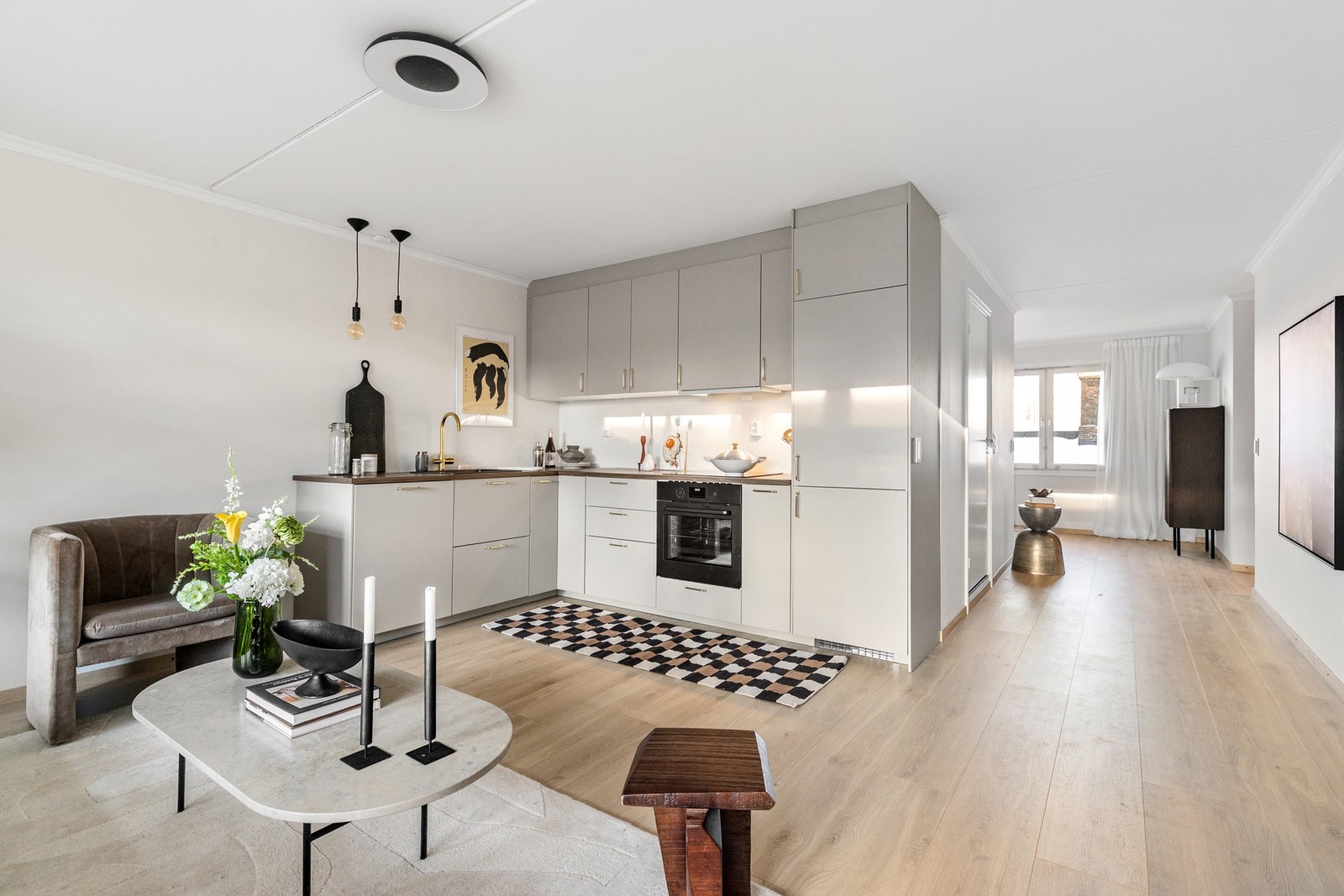 Kjøkkenet ble totalrenovert i 2025 og ligger i en åpen løsning til stuen, noe som gir en moderne og sosial planløsning. Galleribilde