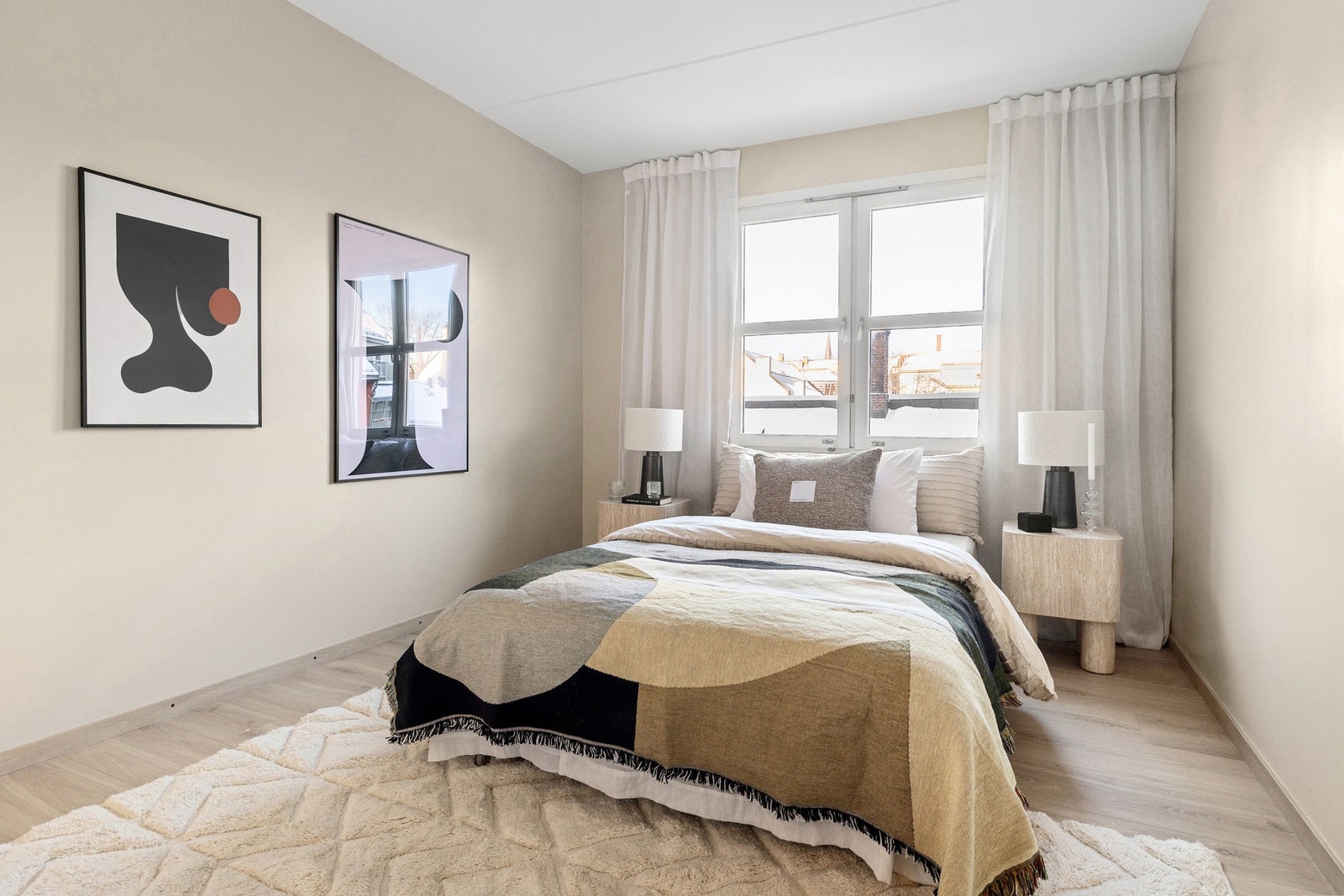 Leiligheten har to gode soverom med plass til seng, garderobeløsning og øvrig møblement. Galleribilde