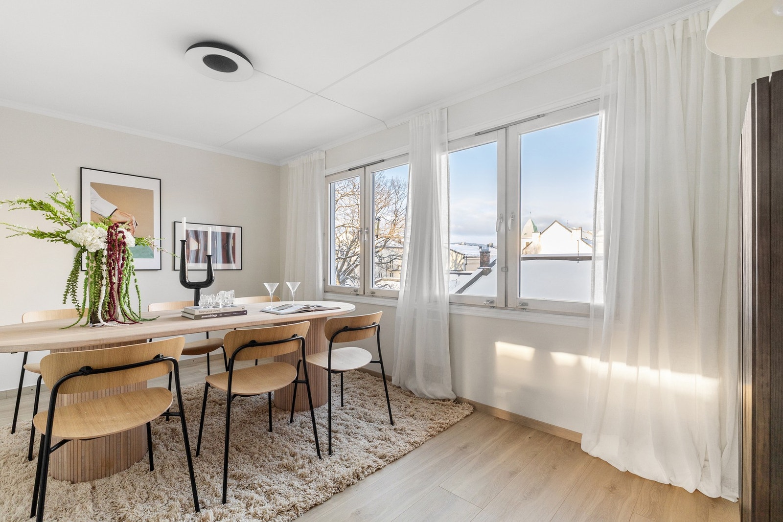 Du får godt med sollys inn i leiligheten på grunn av de store vinduene og retningen leiligheten vender Galleribilde