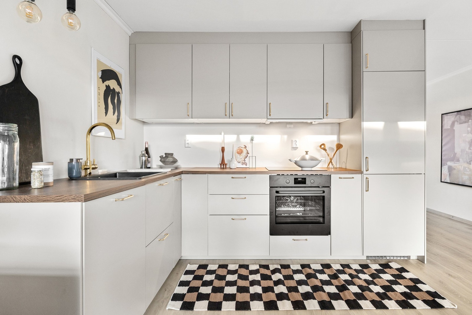 Innredningen har glatte skapfronter, laminat benkeplater og integrerte hvitevarer som oppvaskmaskin, stekeovn, induksjonstopp og kombiskap. Galleribilde