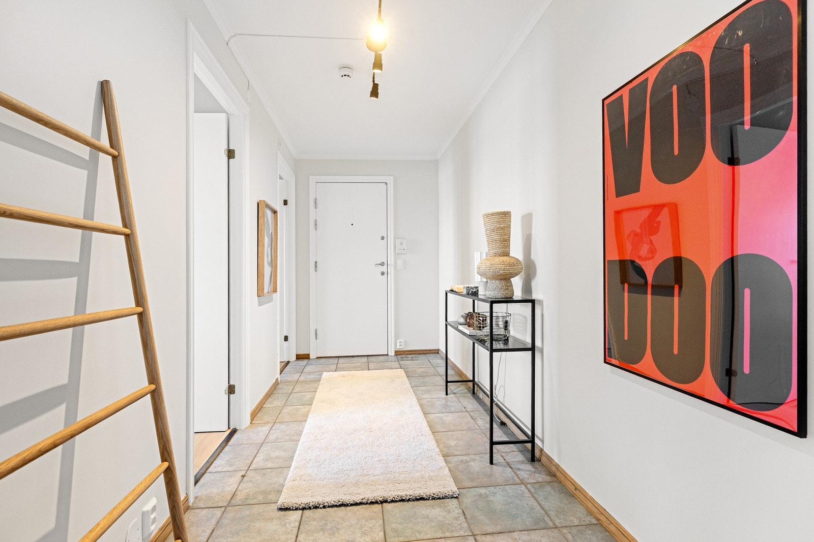 God plass til å henge fra seg yttertøy og sko i inngangspartiet. Galleribilde