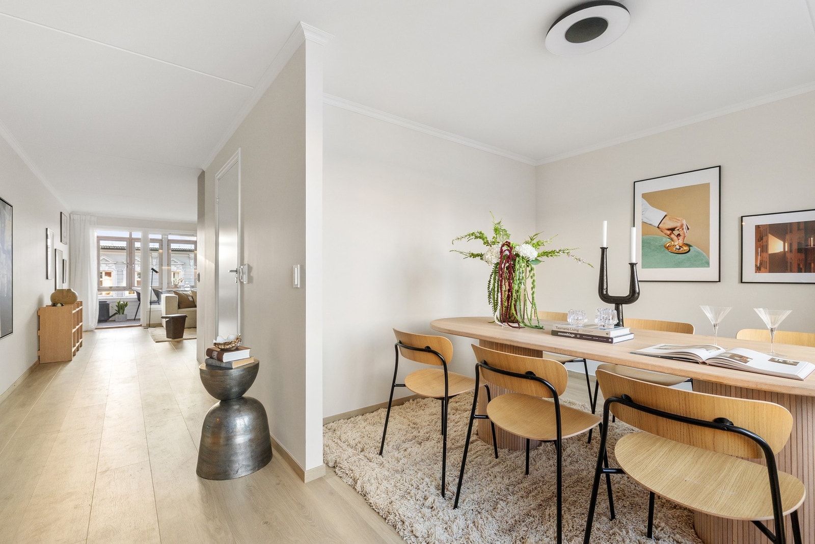 I enden av stuen er det en naturlig og avskjermet plass for spisebord, med god plass til både hverdagsmåltider og sosiale sammenkomster. Galleribilde