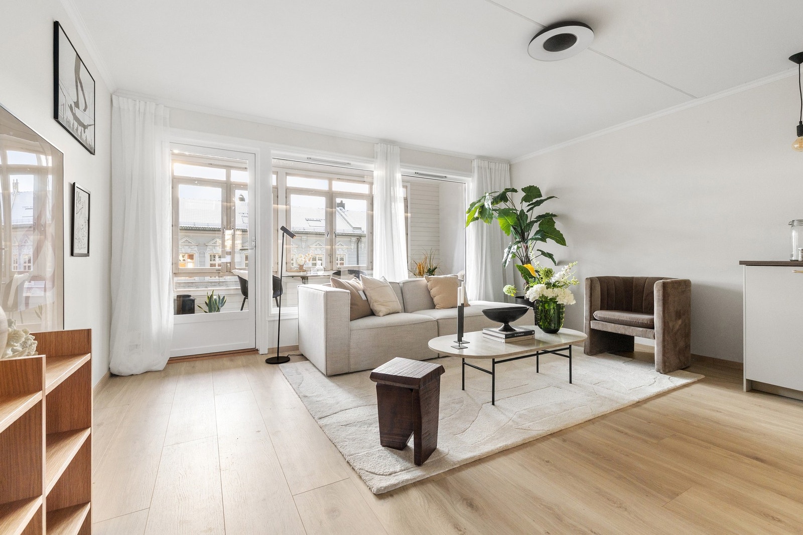 Romslig og lys stue med store vindusflater som gir rikelig med naturlig lys. Galleribilde