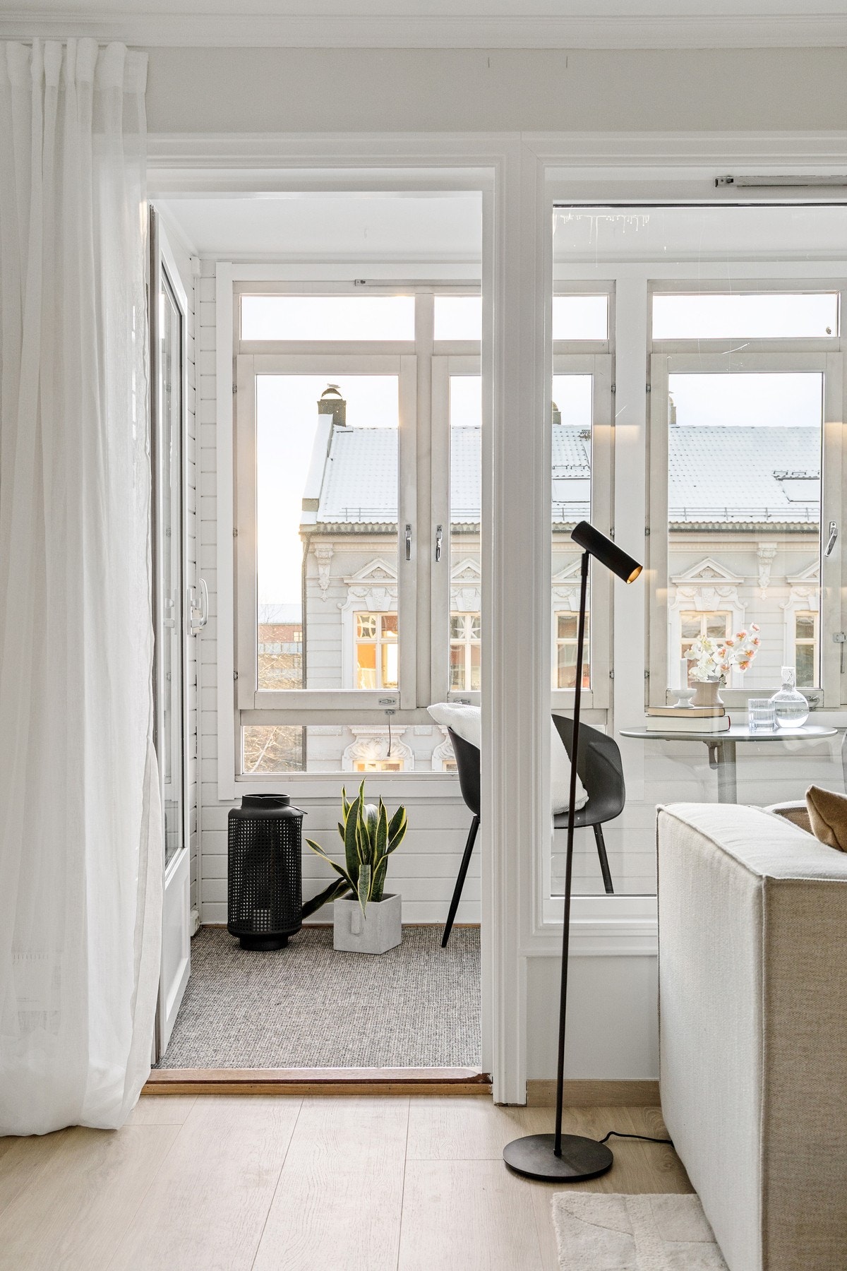 Fra stuen er det utgang til en innglasset balkong på ca. 8 kvm Galleribilde