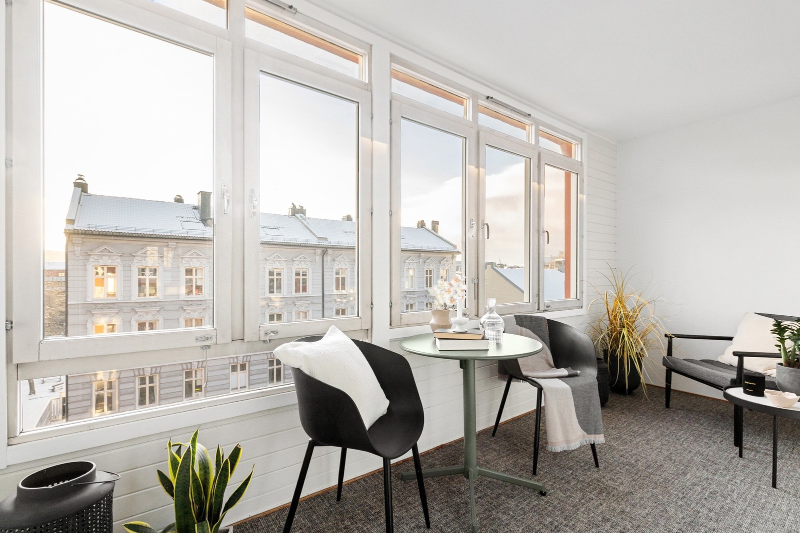 Balkongen fungerer som et ekstra rom store deler av året og byr på hyggelig utsyn mot rolige omgivelser. Galleribilde