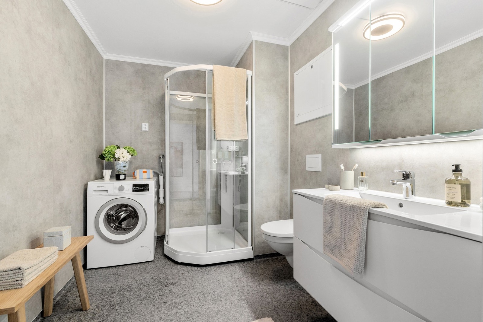 Badet ble totalrenovert i 2025 og fremstår som moderne og delikat. Galleribilde