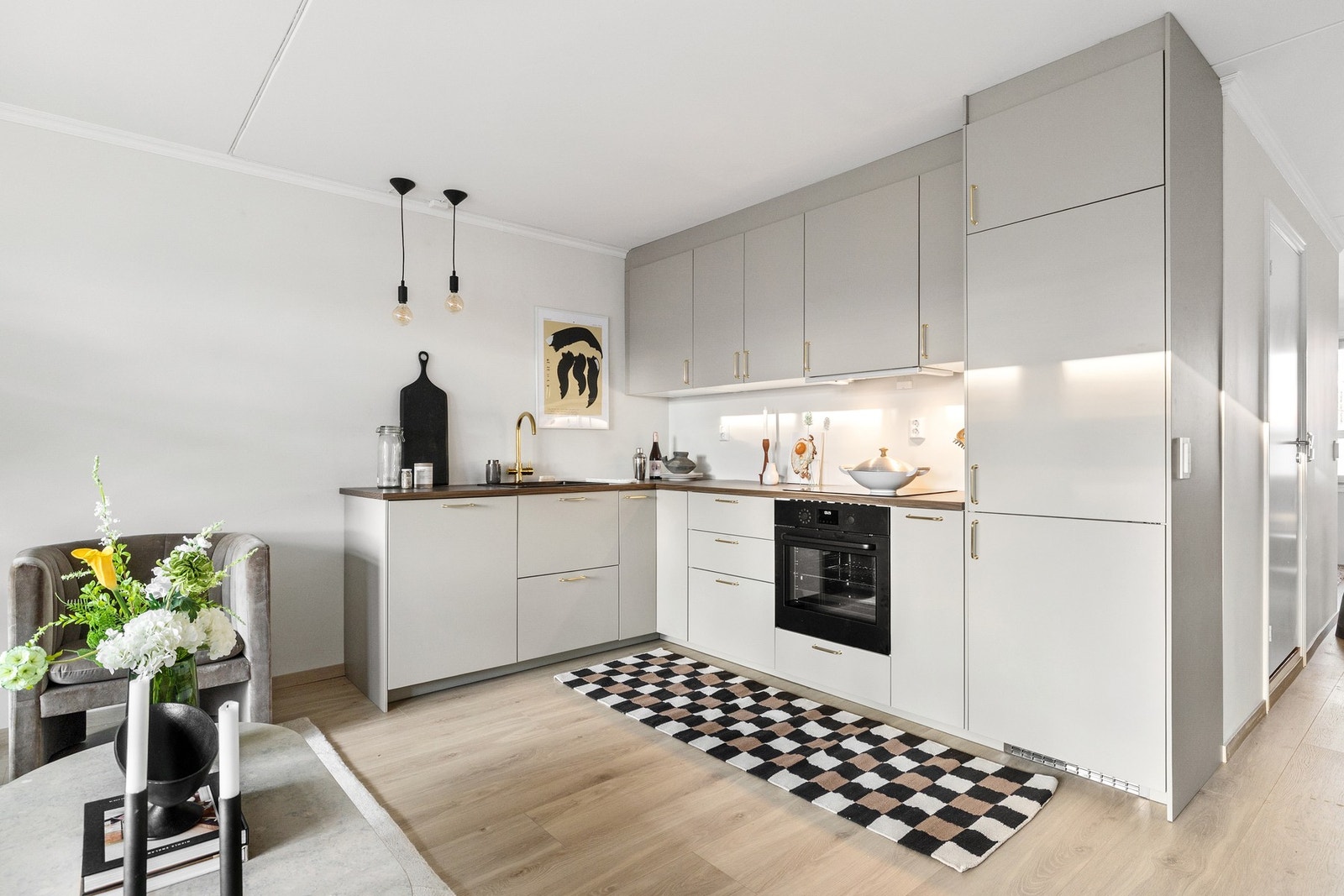 Det er også godt med skap- og benkeplass til den matglade. Galleribilde