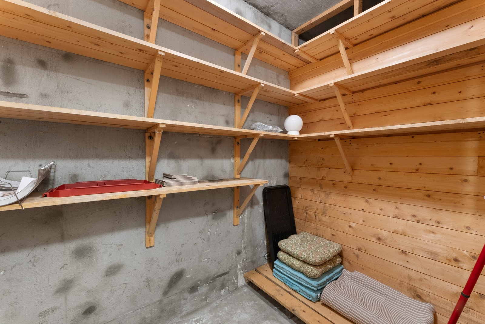 Utstyrt med hyller. Galleribilde