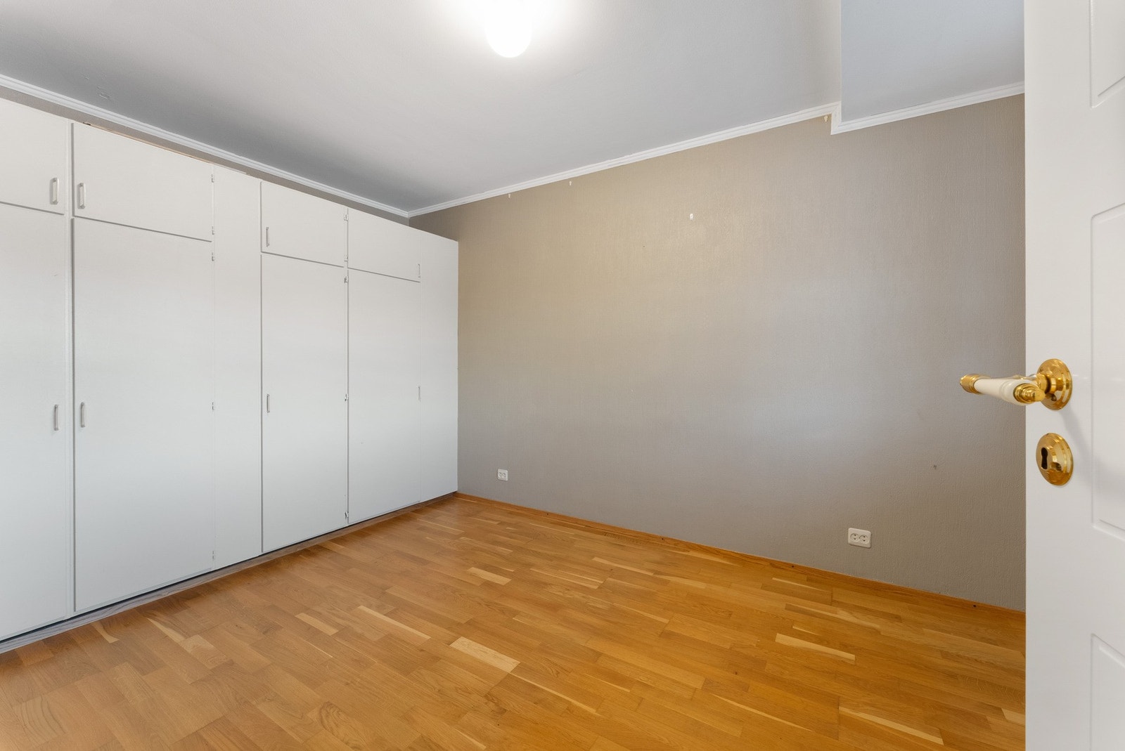 Soverommet er av fin størrelse med godt av lagringsplass i skap Galleribilde