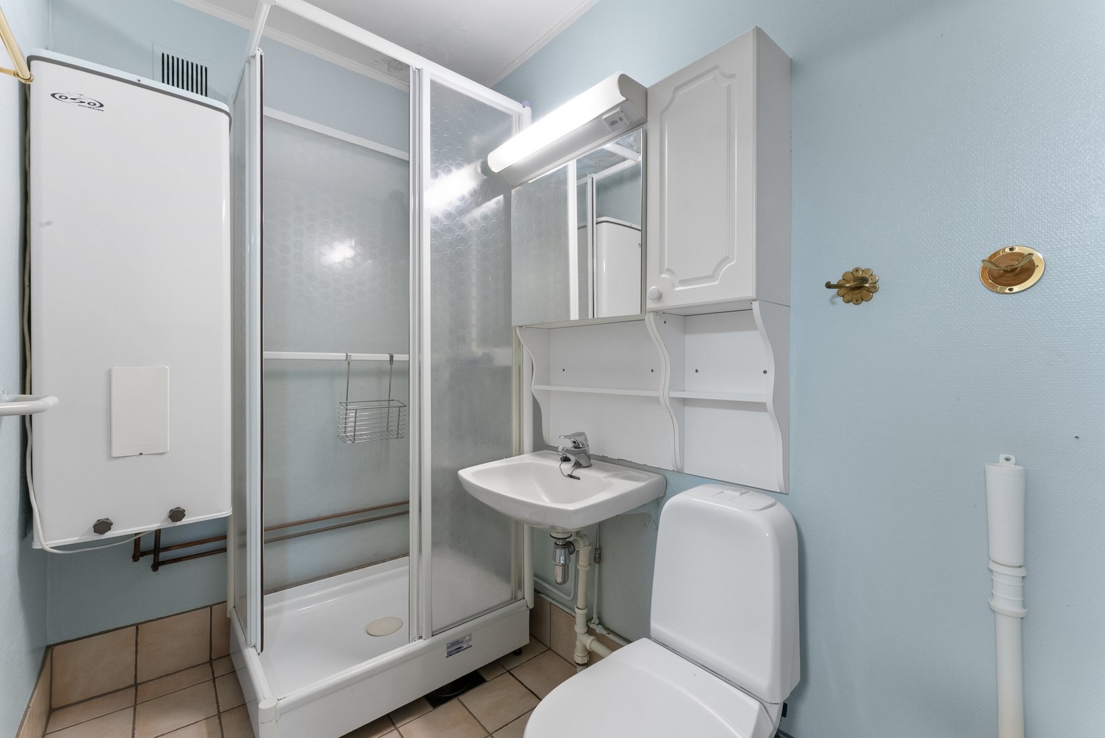 Eldre bad med toalett, vask, tilkobling for vaskemaskin og dusjkabinett. Galleribilde