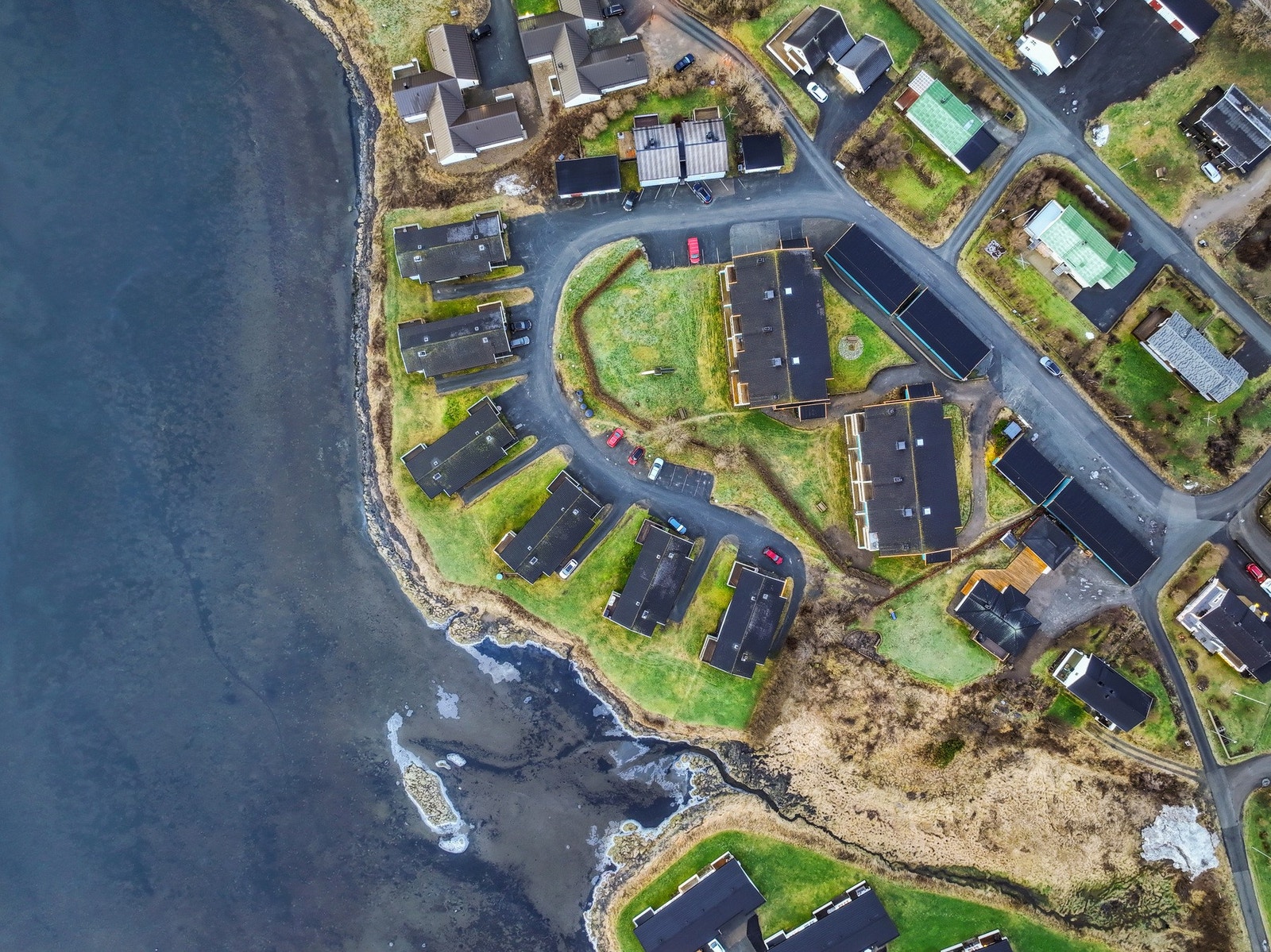 En attraktiv adresse i et veletablert og rolig boligområde i Leknes. Galleribilde