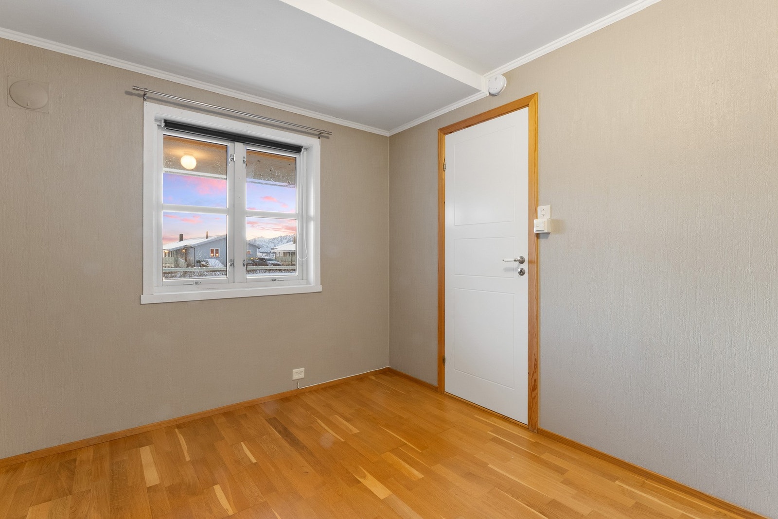 Her er det plass til dobbeltseng med nattbord Galleribilde