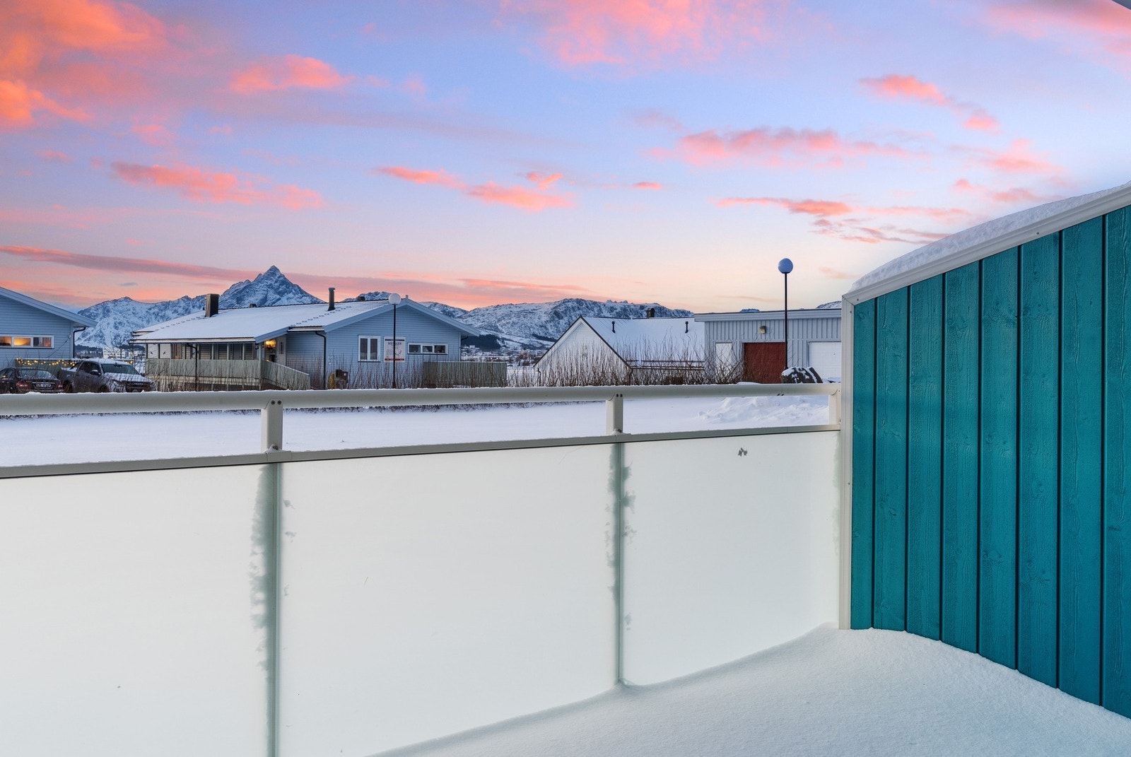 Utsikt over nærområdet og fjellene som strekker seg utover landskapet Galleribilde