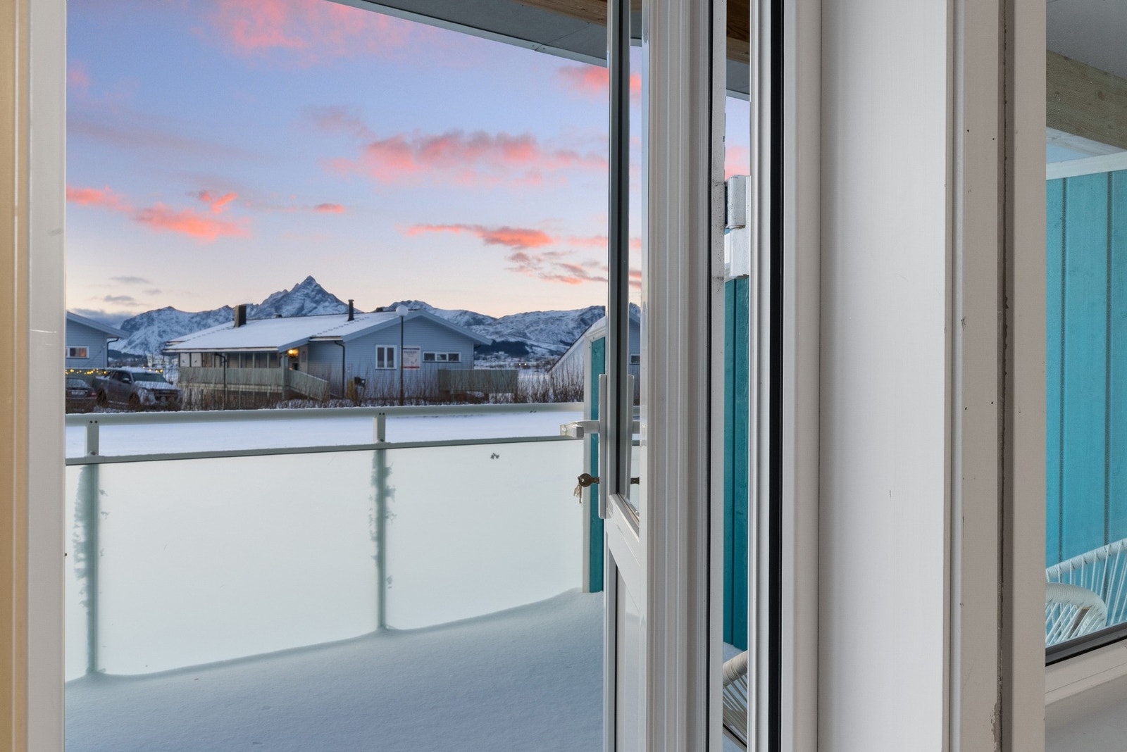 Og fra stue er det egen utgang til balkong Galleribilde