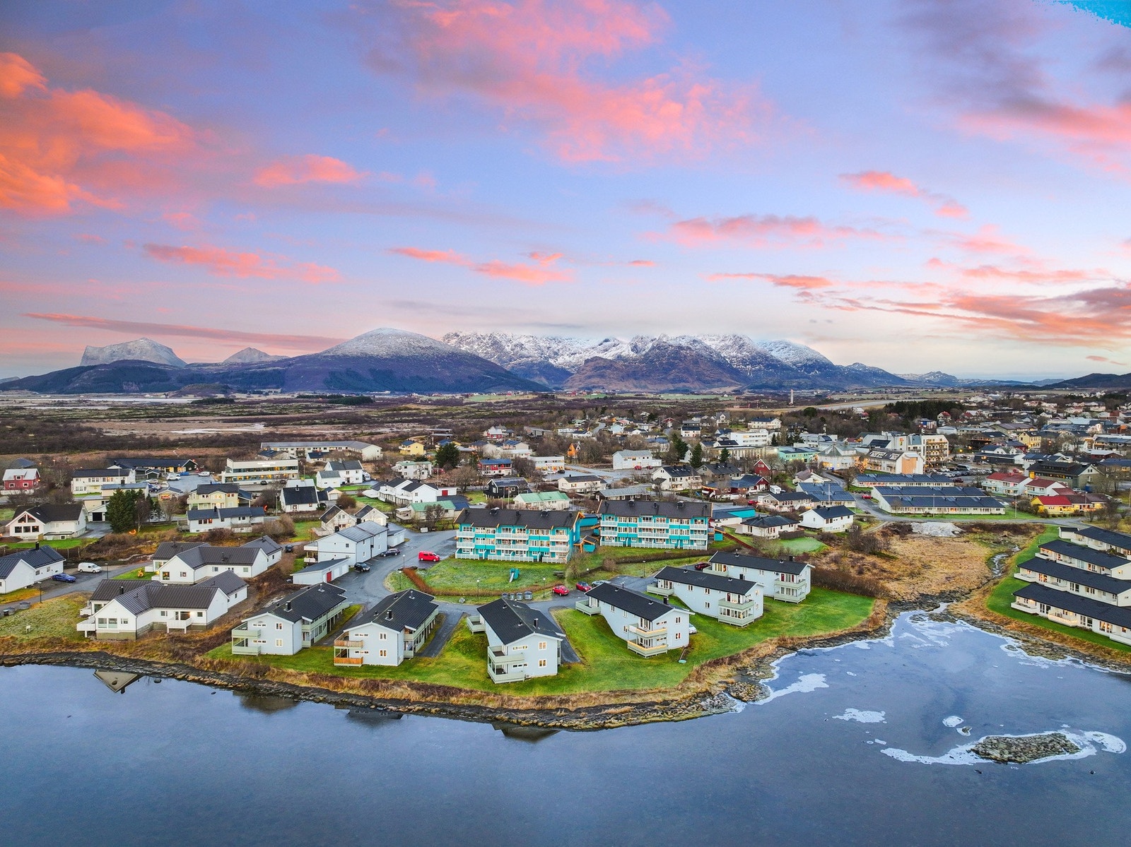 Beliggenheten kombinerer på en utmerket måte nærhet til urbane fasiliteter med roen fra et etablert boligstrøk, noe som gjør dette til et svært ettertraktet sted å bo. Galleribilde