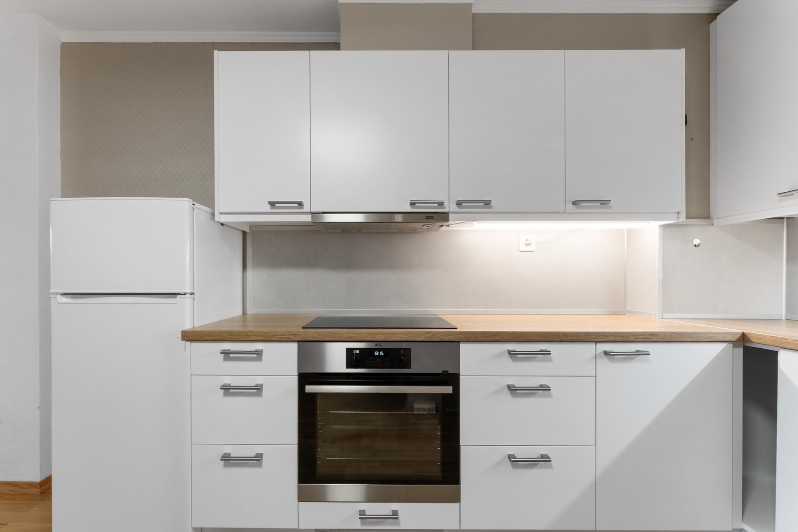 Kjøkkenet har en praktisk løsning med godt av oppbevaring i skuffer og skap. Galleribilde