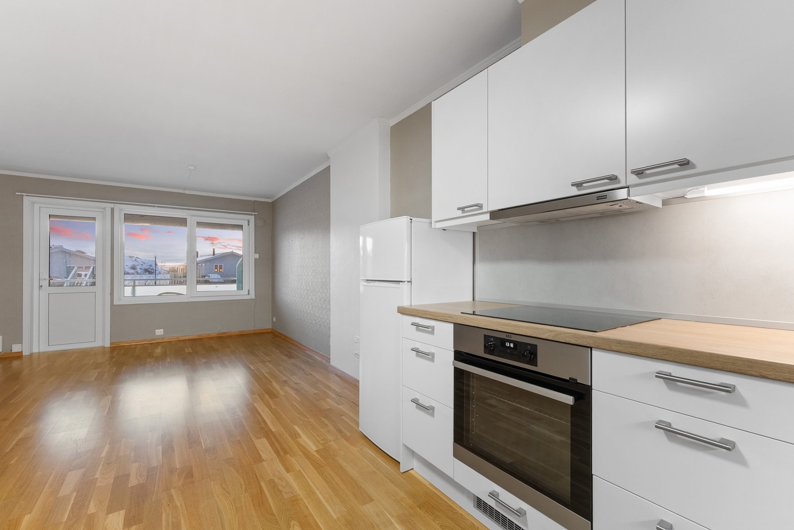 Rommet har store vindusflater som sørger for godt med naturlig lys Galleribilde