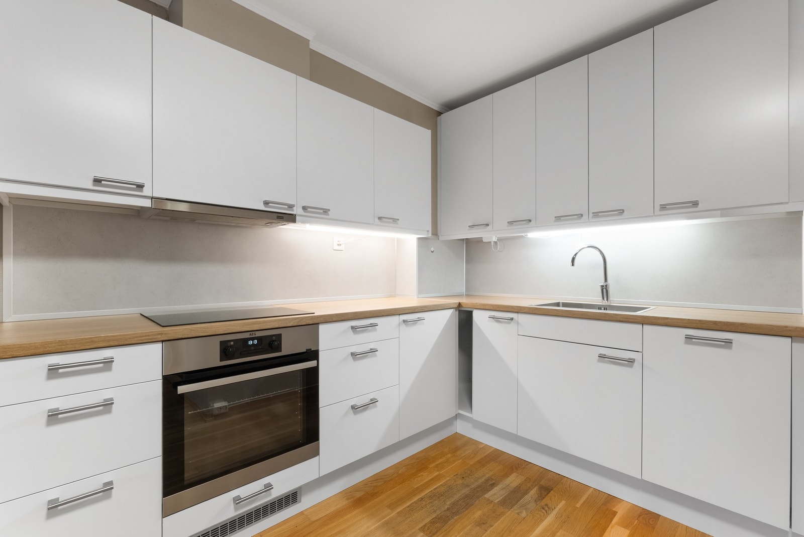 Kjøkkenet er utstyrt med alt en trenger og benkeplassen gir godt med rom for matlagingen. Galleribilde