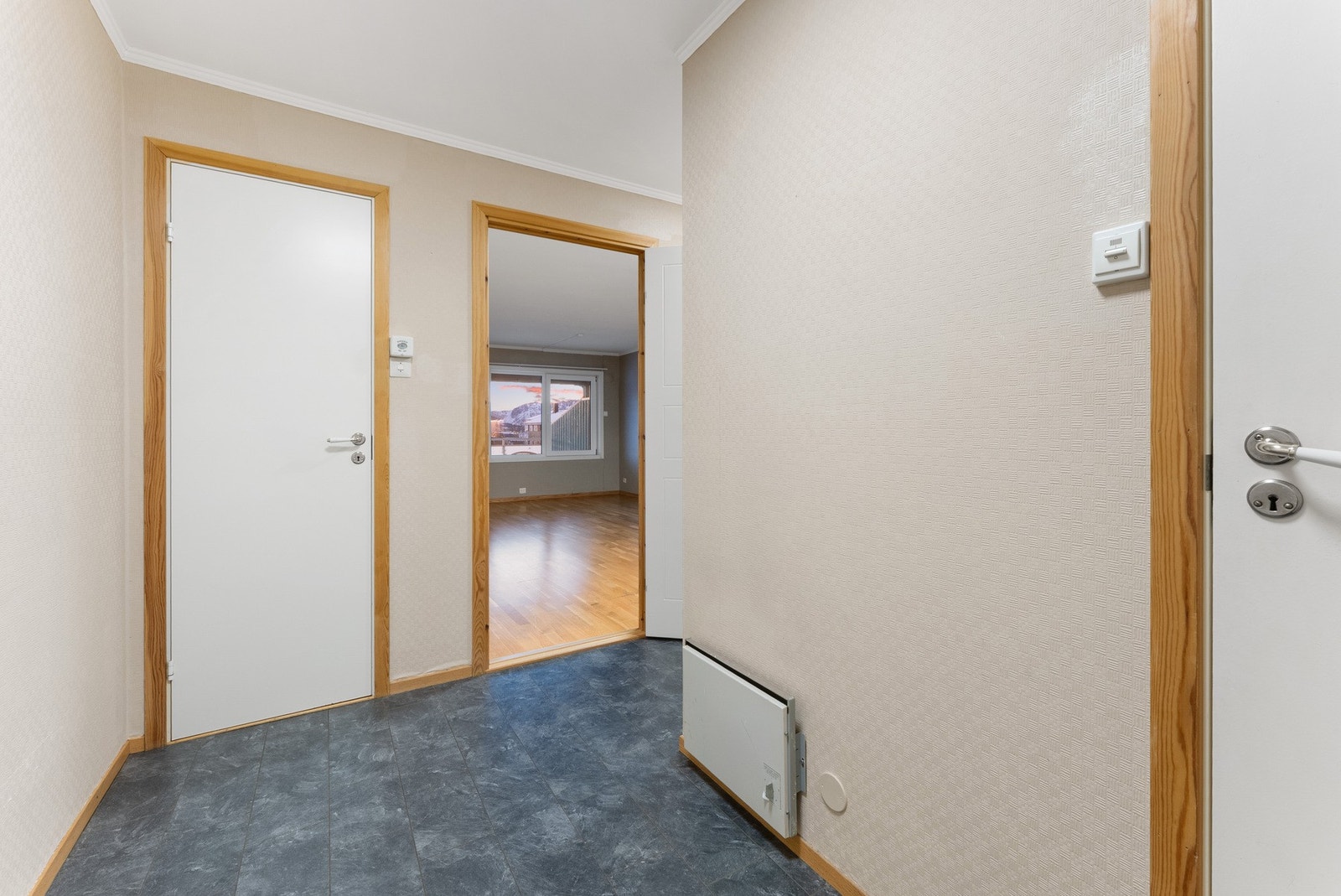 Fra gangen er det videre tilkomst til stue/kjøkken, bad og innvendig bod. Galleribilde