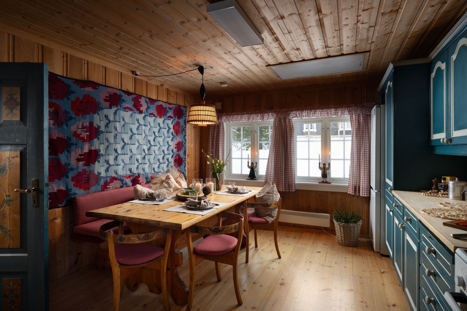 Koselig spiseplass på kjøkkenet. Galleribilde