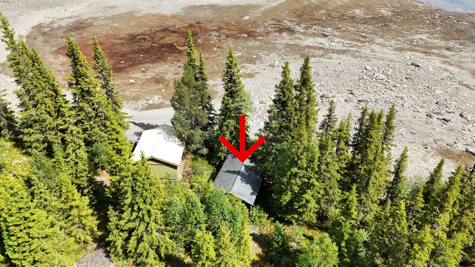 Båthuset er markert med pil. Galleribilde