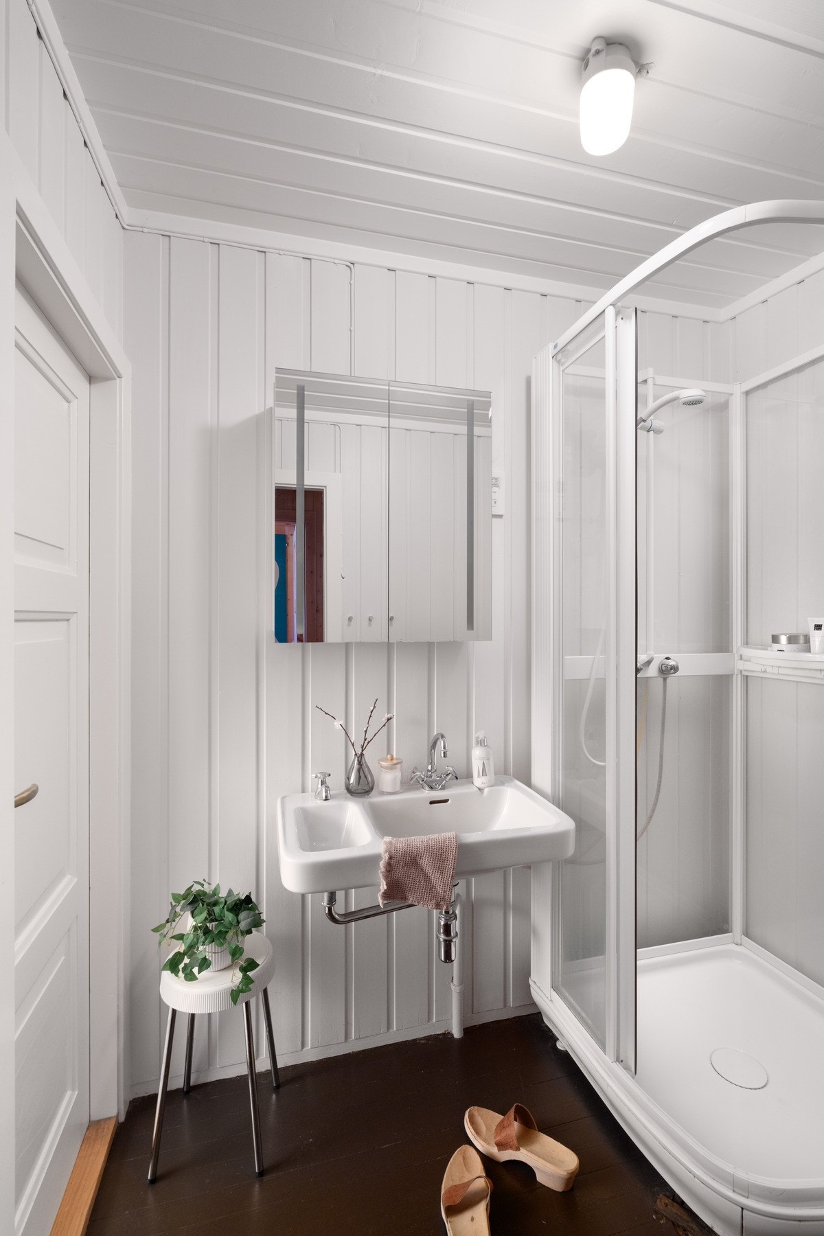 Bad med servant og dusjkabinett. Galleribilde