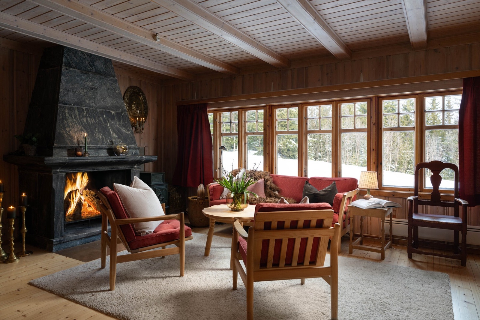 Nydelig stue med store vindusflater som slipper inn godt med naturlig lys. Galleribilde