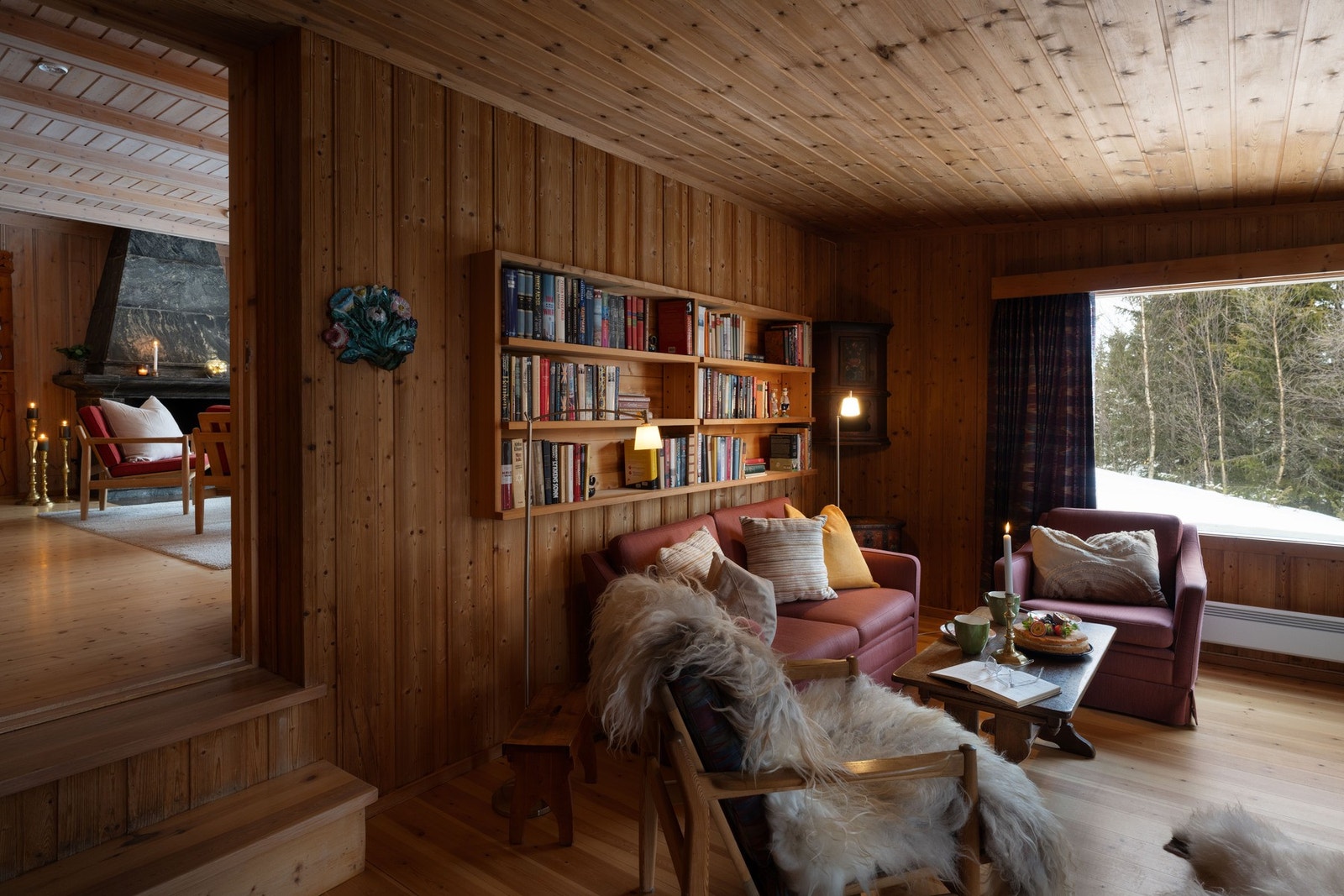 Den nyeste stuedelen ligger en trappeavsats ned fra den gamle. Galleribilde