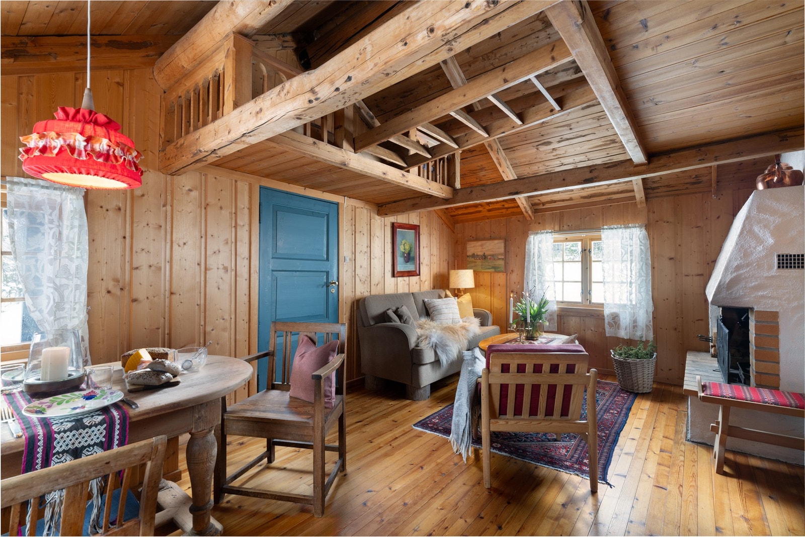 Koselig oppholdsrom med plass for salong foran peisen og en spisegruppe. Galleribilde