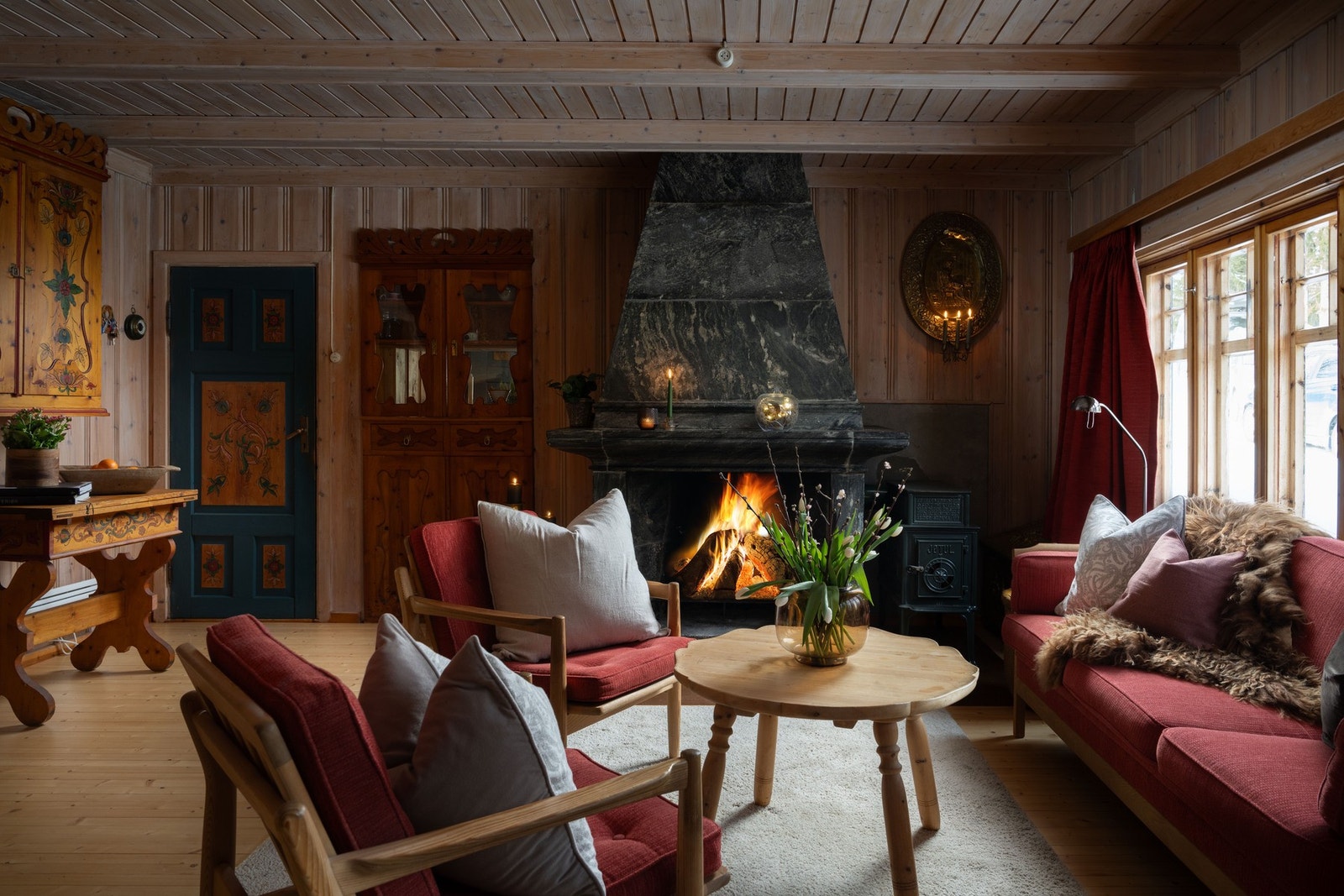 Den nydelige peisen troner som et møbel i rommet, og gir koselig varme sammen med vedovnen. Galleribilde