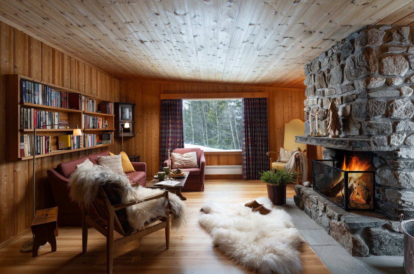 Den nyeste stuen med flott peis i naturstein. Galleribilde